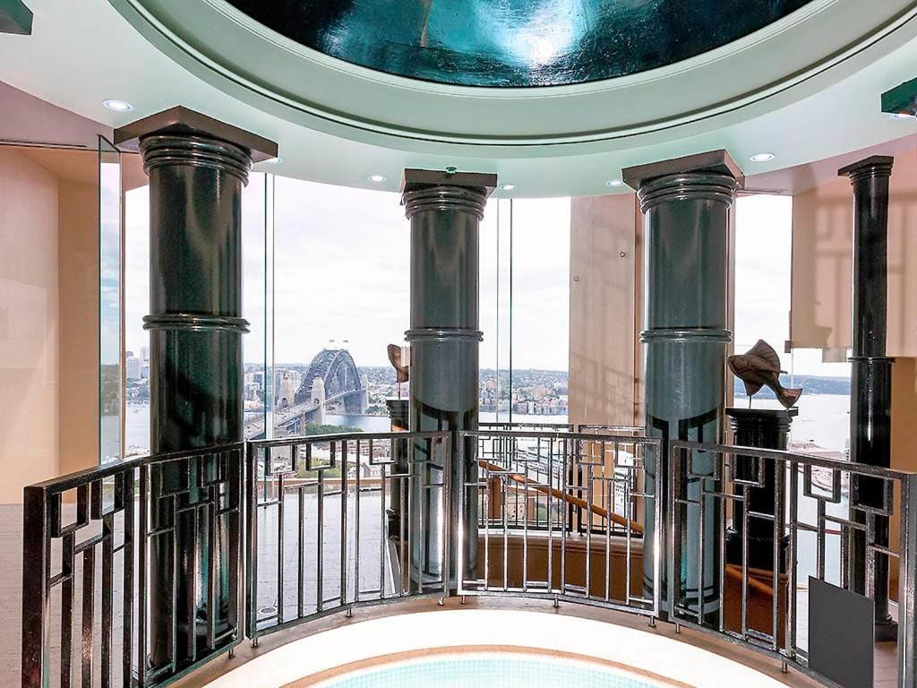 Apartment At With Harbour Bridge And Opera House