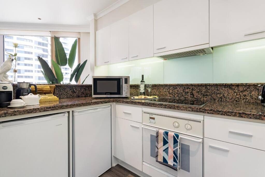 At With Harbour Bridge And Opera House Apartment Sydney