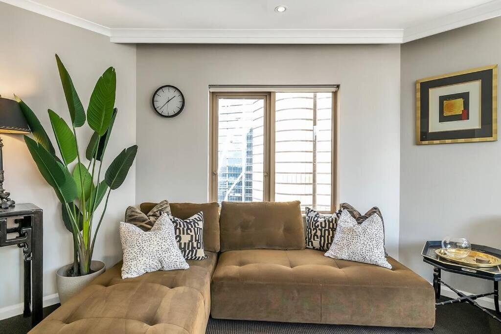 Apartment At With Harbour Bridge And Opera House *