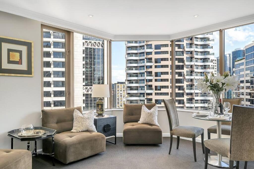 Apartment At With Harbour Bridge And Opera House